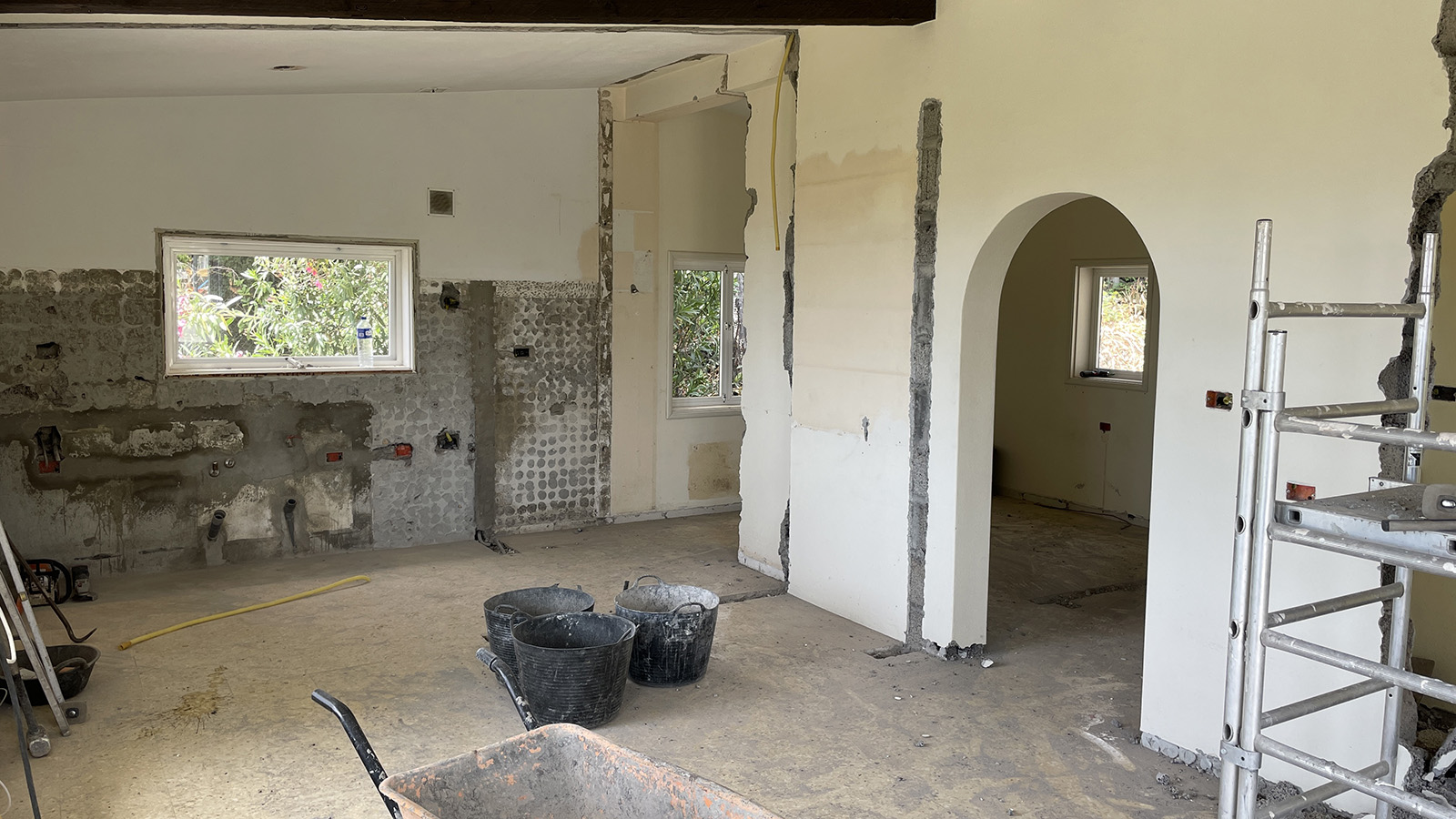 Weg oude keuken en hallo ingang naar de nieuwe badkamer