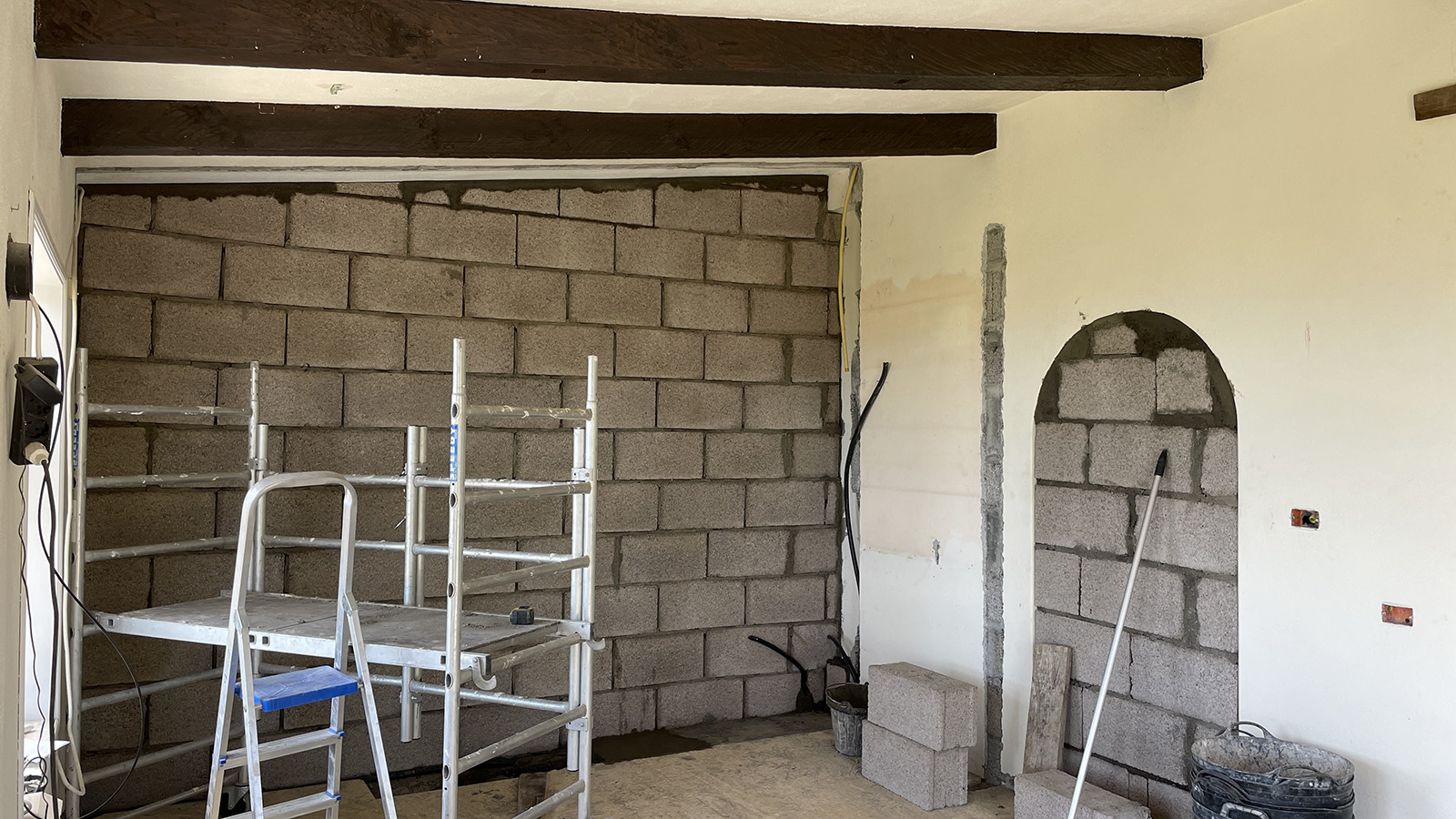 De muur is dicht en we zien de eerste contouren van de nieuwe woonkamer
