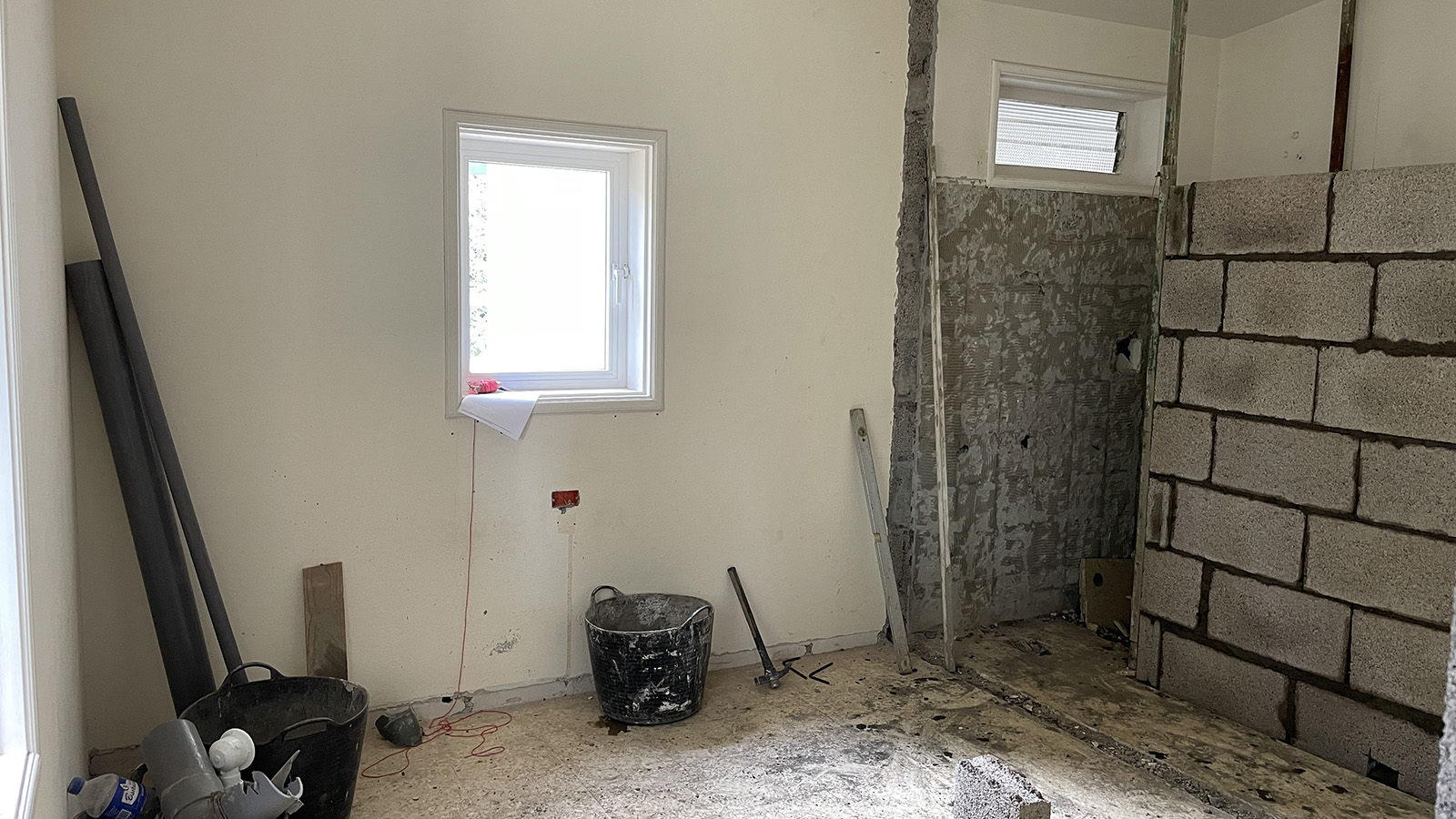 De ruimere slaapkamer met daarnaast de nieuwe wc met daarachter een kast