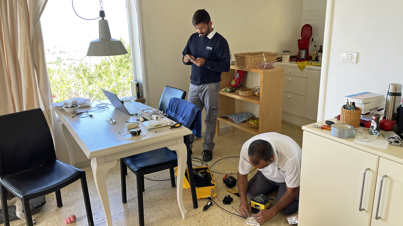 Deze mannen van Movistar installeren de glasvezel waardoor we van 3Mb naar 300Mb internetsnelheid gaan. Dat hebben we thuis niet eens.