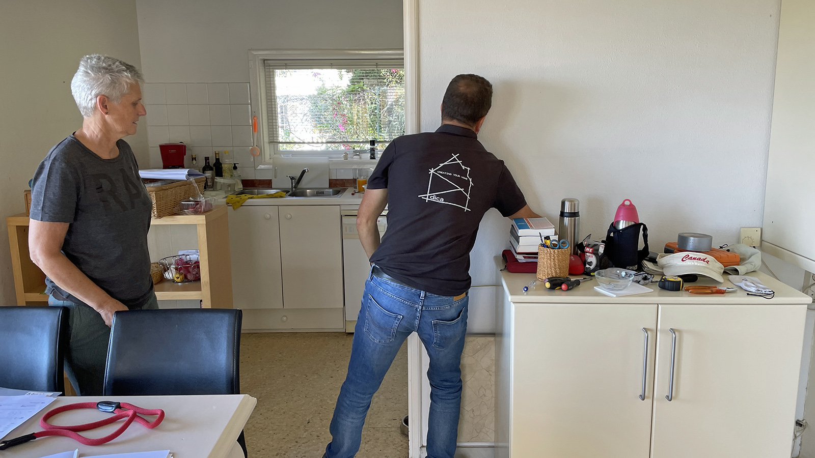 Voordat de keuken en de badkamer worden besteld meet deze meneer alles nog even precies na