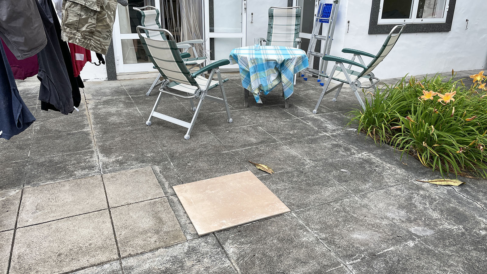 We moesten nog een terrastegel uitzoeken. Dit wordt 'm.