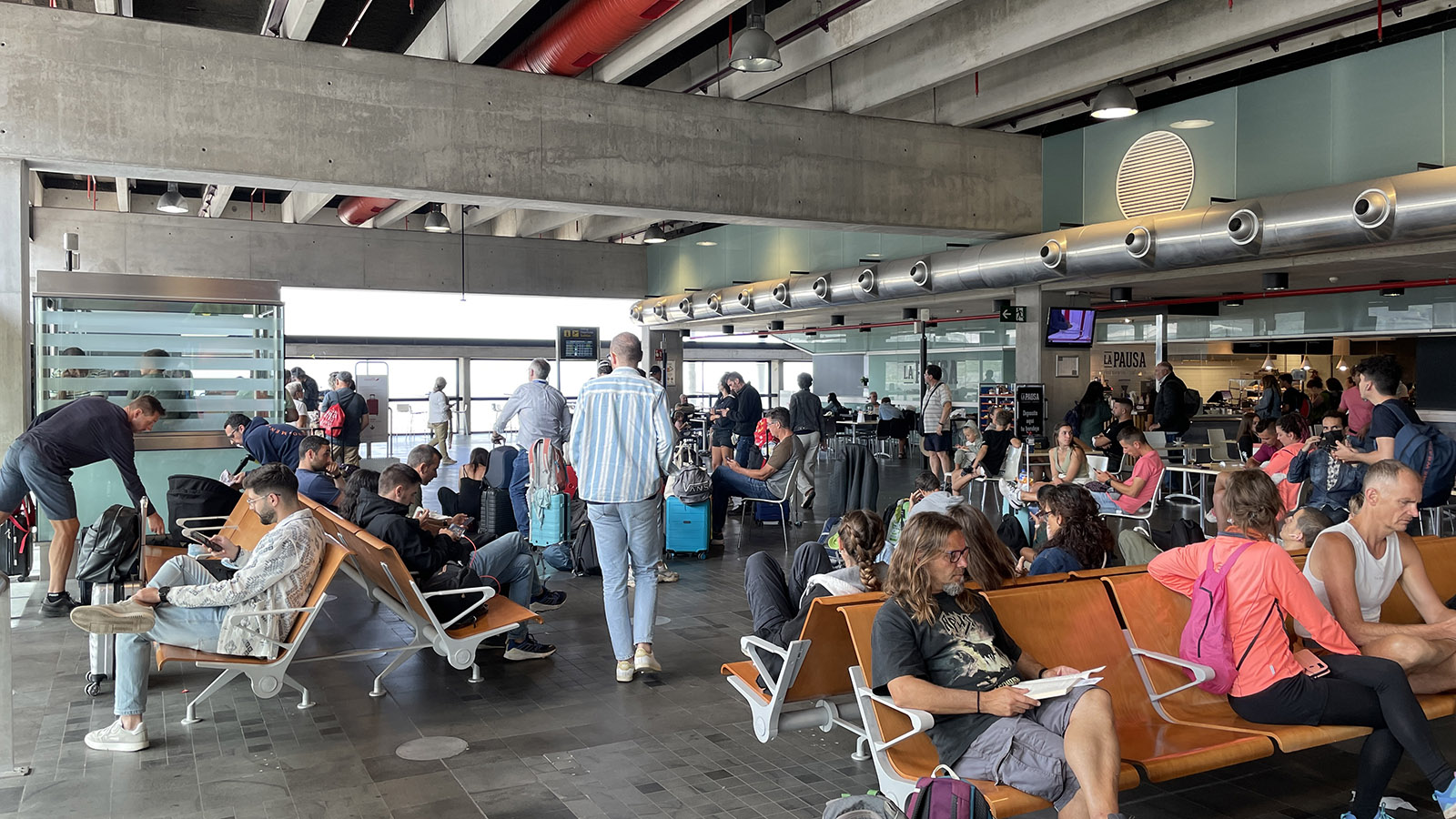 Er was een Ryanair crew lid ziek. Wij hebben een halve dag op het vliegveld van La Palma gewacht op het vliegtuit uit Madrid met een nieuw crew lid. De aansluiting naar Amsterdam liepen we mis