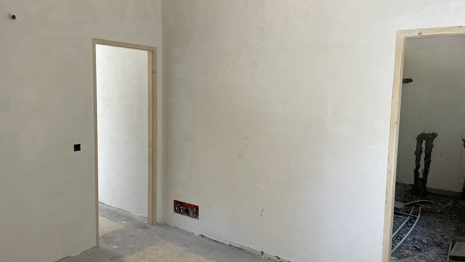 Slaapkamer met links de deur naar de hal en rechts de ingang naar de badkamer