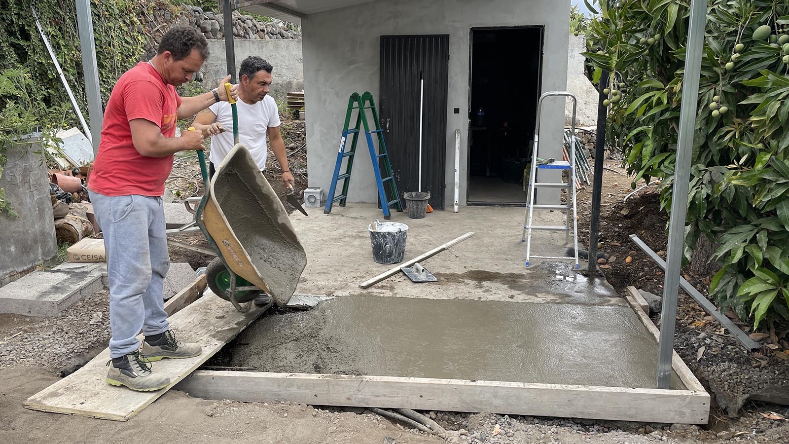 Op de allerlaatste middag voor de vakantie storten Carlos en Geraldo de betonnen uitbreiding van de vloer van de carport