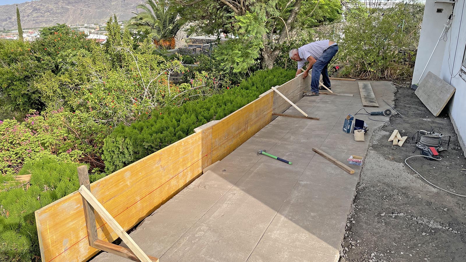 Houten schotten ter voorbereiding op een nieuw betonnen terras