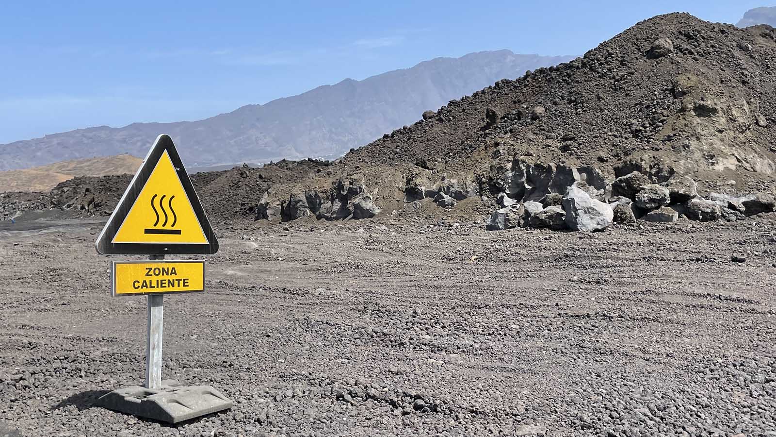 De lava was 1000 graden en is op sommige plekken nog steeds warm. Je mag ook niet over de nieuwe weg lopen