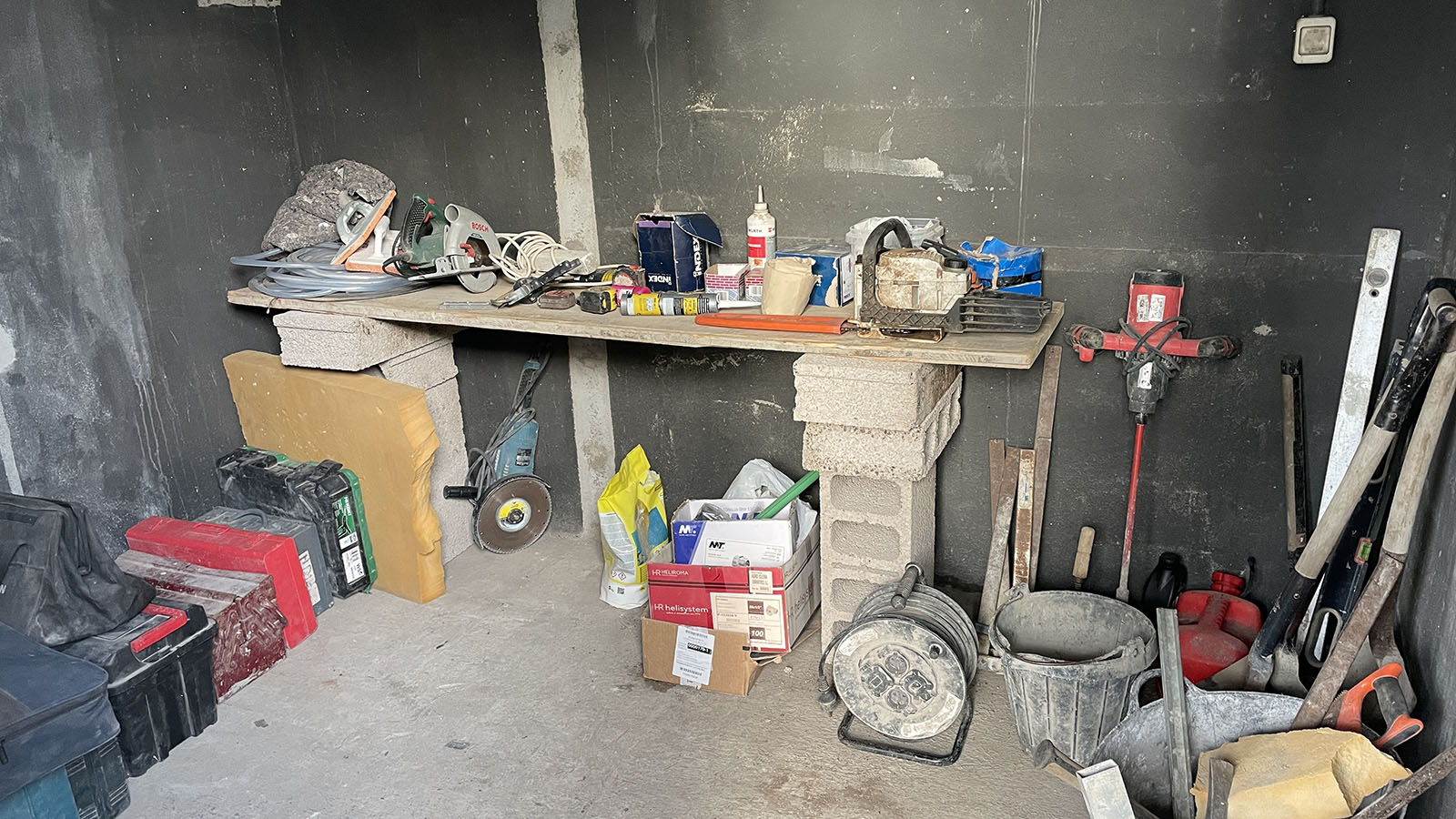 De carport wordt vernieuwd en blijkt een handige opslagplek te zijn voor het gereedschap van de bouwers