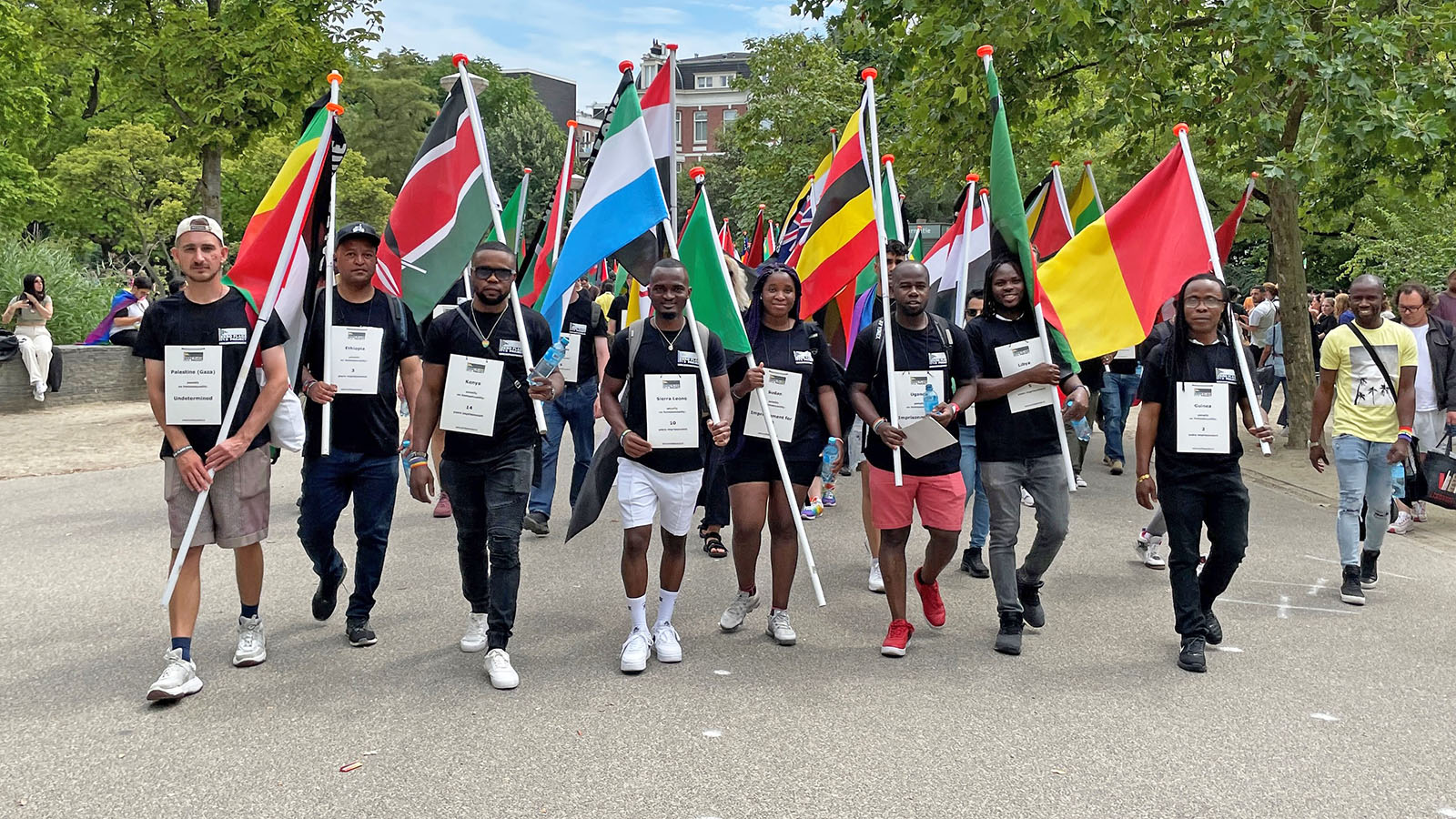 Vlaggendragers van het Zero Flags project in het Vondelpark
