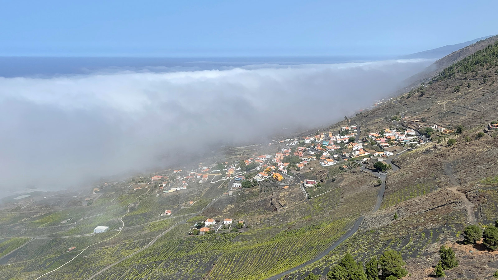 Wolken botsen op het zuiden van La Palma