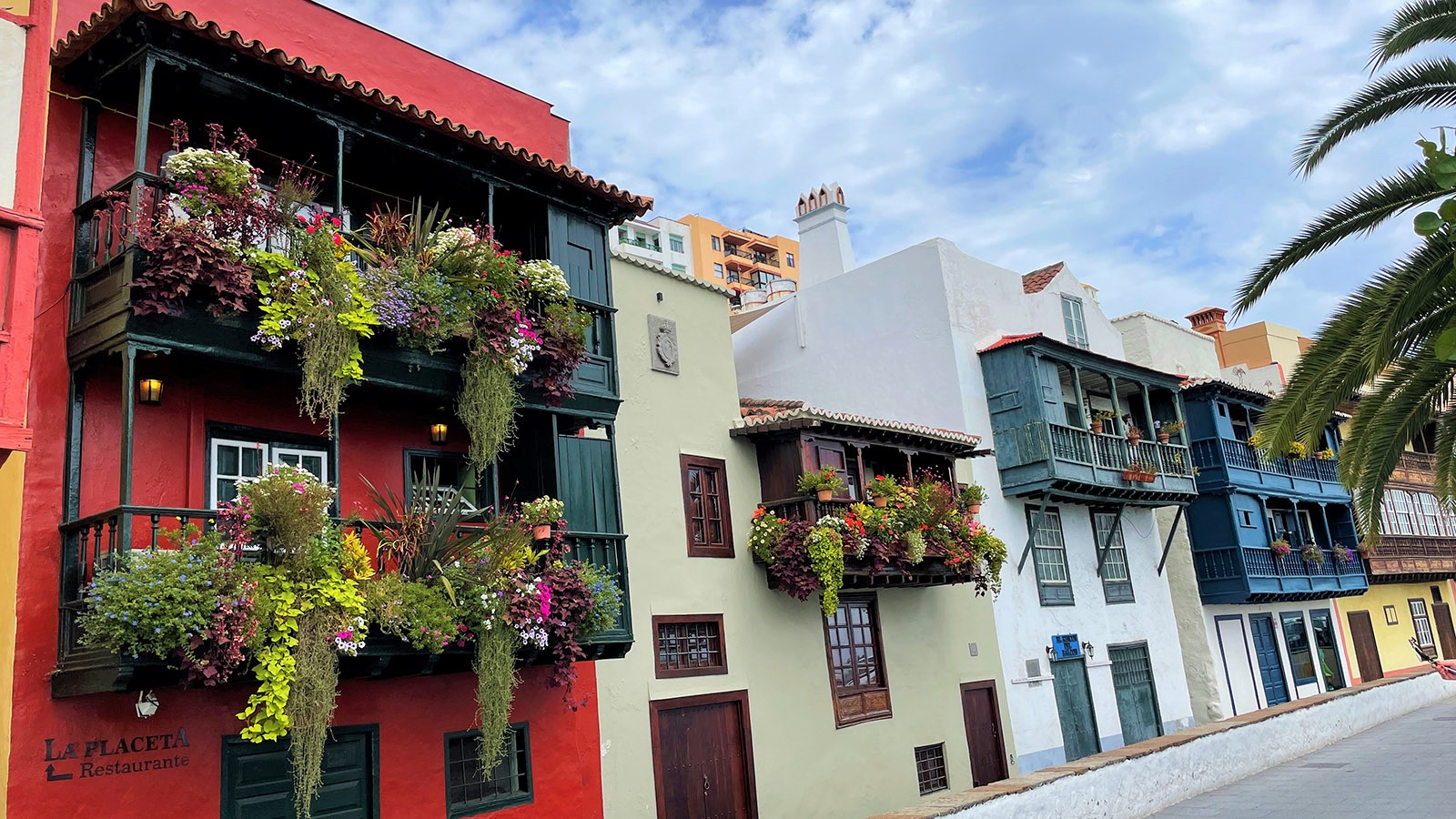 Vakantie - Hoofdstad Santa Cruz met huizen uit de tijd van Columbus die vanuit La Palma naar de Nieuwe Wereld vertrok