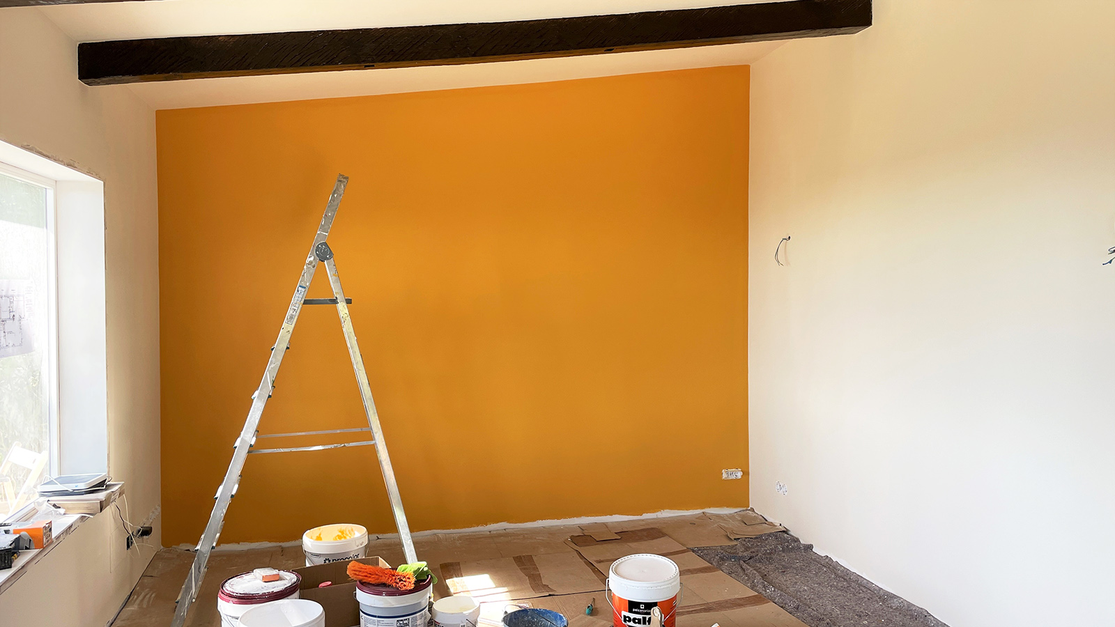Blij met de okergele kleur in de woonkamer want het is altijd spannend hoe een in de winkel gekozen kleur uitpakt