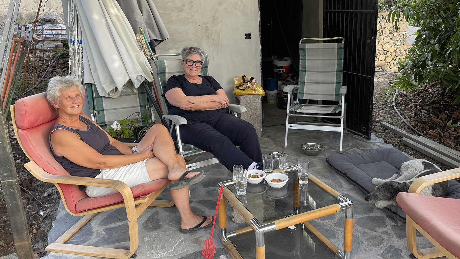 Karin is op bezoek geweest; omdat het terras van de casita wordt vernieuwd zitten we in de carport