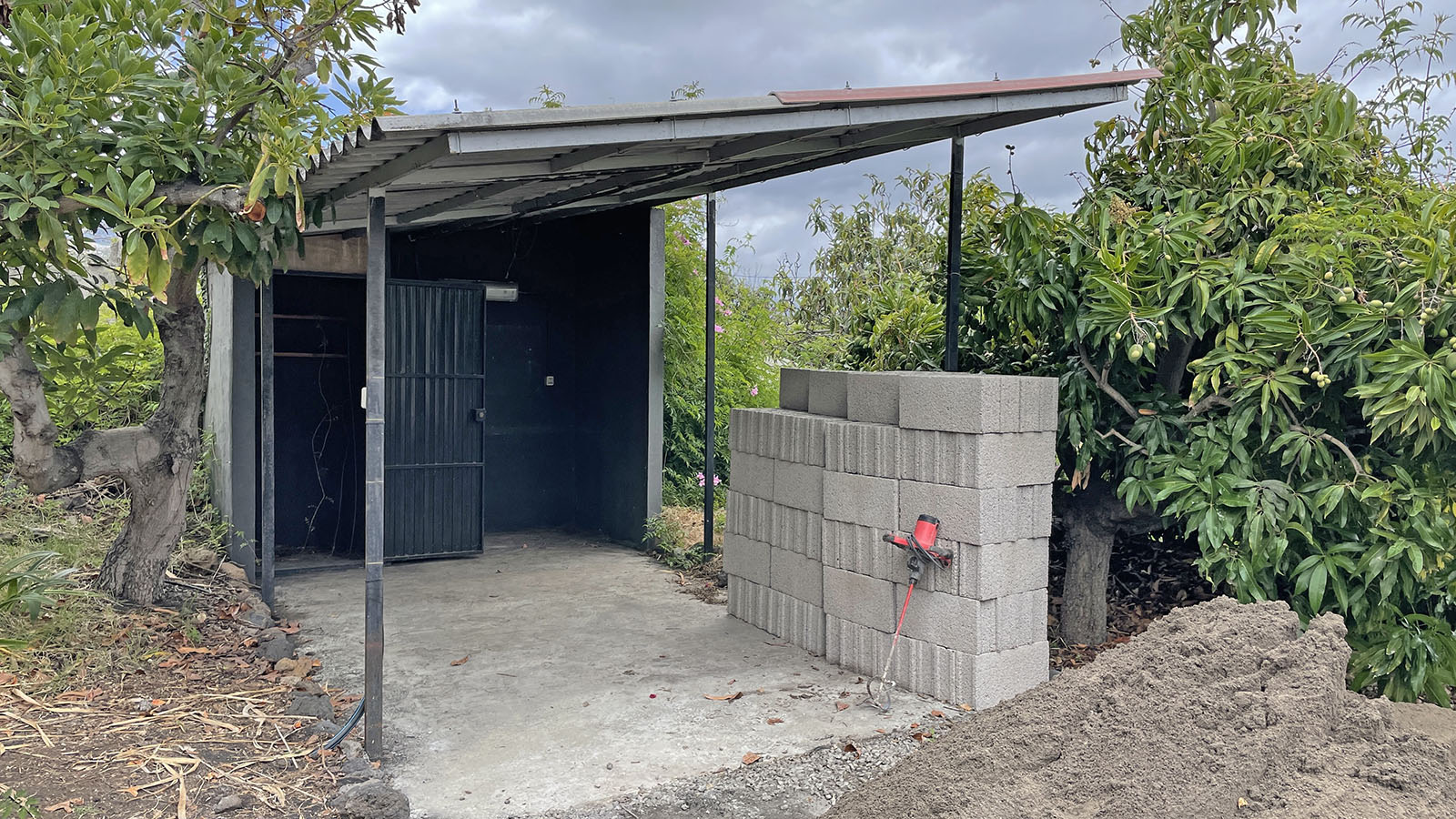 Oude carport: open ruimte met een kast