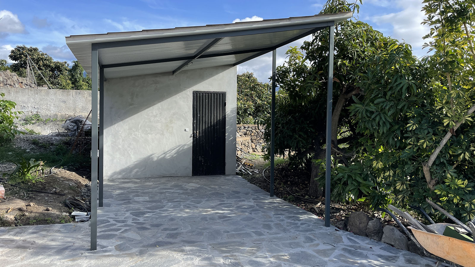 Nieuwe verlengde carport met een gesloten hok