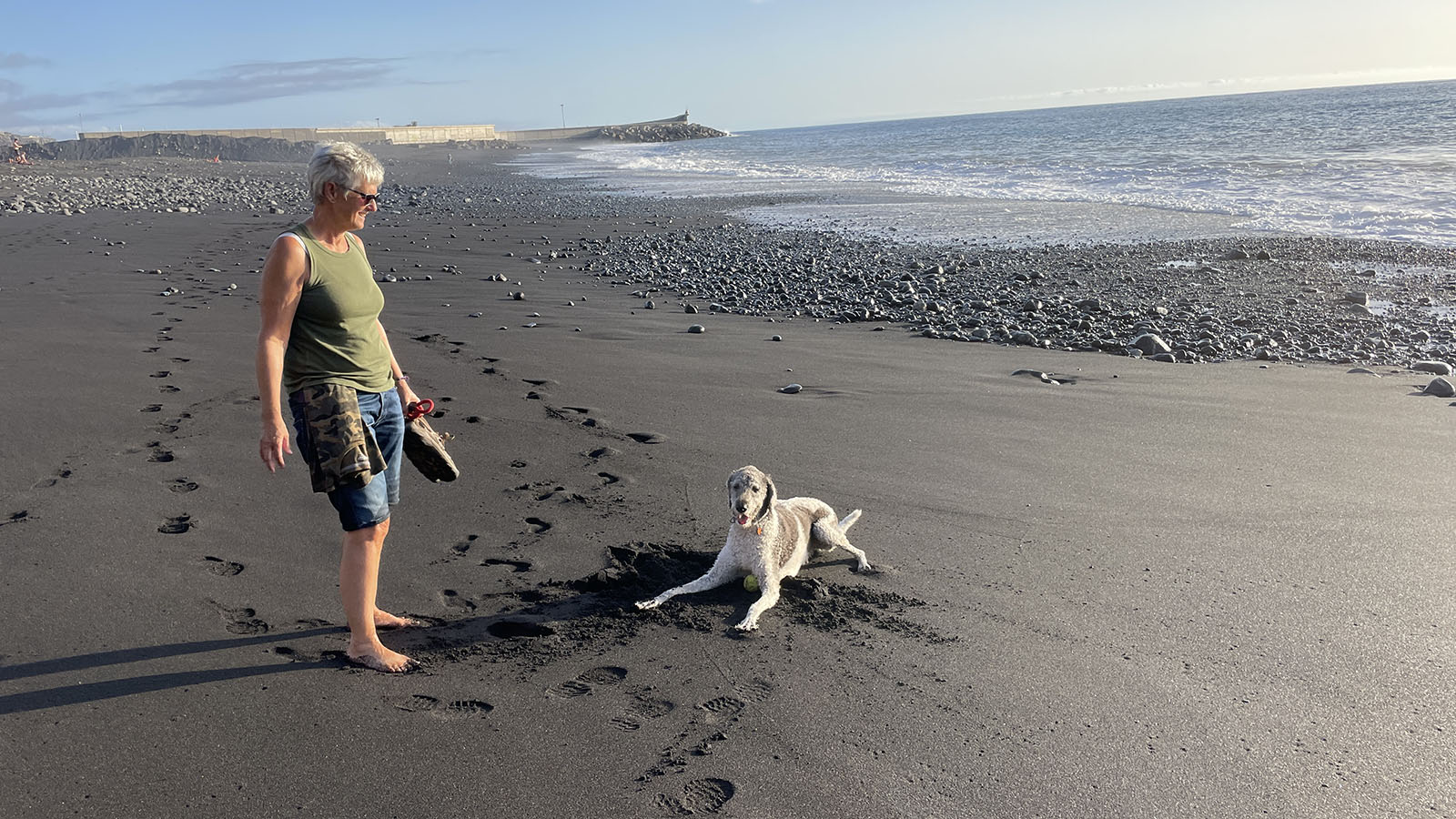 Lekker wandelen langs het strand van Tazacorte