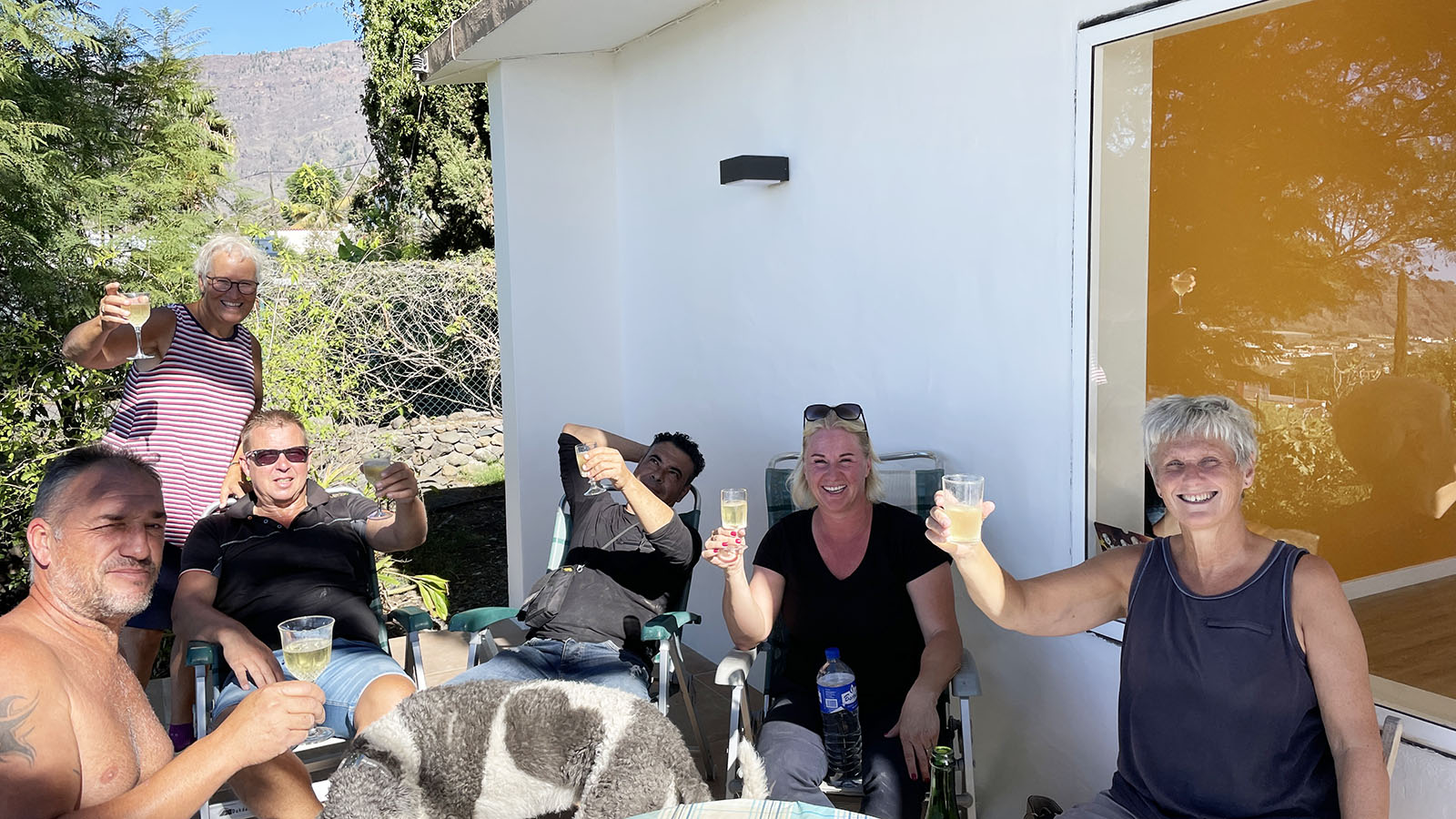 Anouck, Willem, Haco en Carlos hebben geholpen met de verhuizing